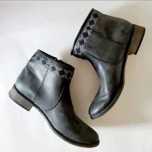 Roxy Bohemian Distressed Burnished Embroidered Tasseled Zipper Booties sz